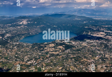 Italien, Latium, Luftaufnahme von Castel Gandolfo See (Rom) Stockfoto