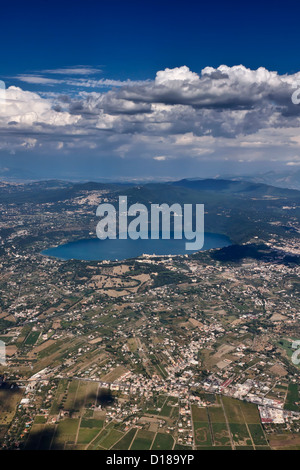 Italien, Latium, Luftaufnahme von Castel Gandolfo See (Rom) Stockfoto