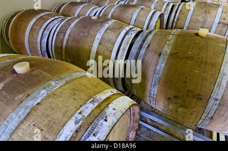 Italien, Sizilien, Provinz Ragusa, Fässer aus Holz Wein in einem Weinkeller Stockfoto