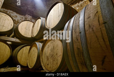 Italien, Sizilien, Provinz Ragusa, Fässer aus Holz Wein in einem Weinkeller Stockfoto