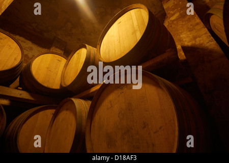 Italien, Sizilien, Provinz Ragusa, hölzerne Wein Barrells in einem Weinkeller Stockfoto