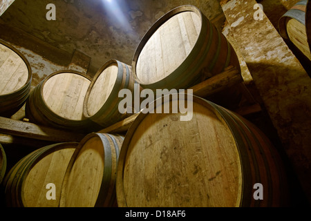 Italien, Sizilien, Provinz Ragusa, Fässer aus Holz Wein in einem Weinkeller Stockfoto