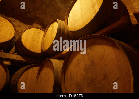 Italien, Sizilien, Provinz Ragusa, hölzerne Wein Barrells in einem Weinkeller Stockfoto