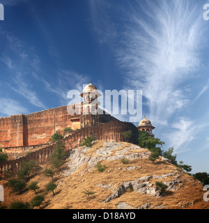 Alte indische Burg auf dem Hügel. Amber Fort, aus dem 18. Jahrhundert. Stockfoto