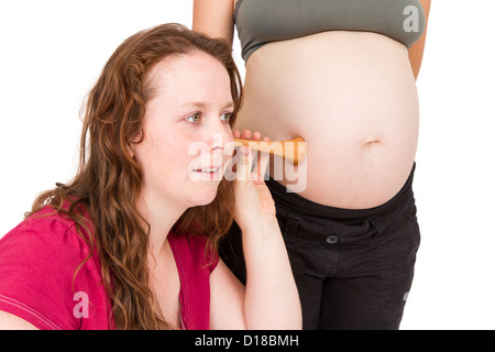 Hebamme am menschlichen Bauch hören Stockfoto