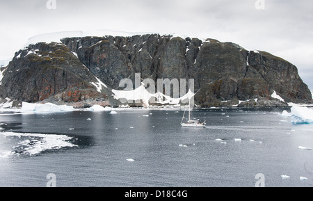 Segelyacht in antarktischen Gewässern Stockfoto