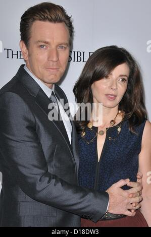 10. Dezember 2012 - statt Los Angeles, Kalifornien, USA - Schauspieler EWAN MCGREGOR, Frau EVE MAVRAKIS auf der "The Impossible" Los Angeles Premiere auf dem Arclight Cinerama Dome in Hollywood. (Kredit-Bild: © Jeff Frank/ZUMAPRESS.com) Stockfoto