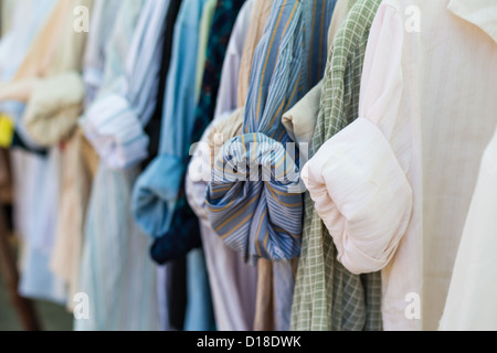 Altes Hemd hängen, Kunststoff-Aufhänger in Second Hand Markt Stockfoto