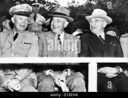 Harry Truman den ersten Tag der Streitkräfte zu beobachten. Überprüfen die Parade in Washington, L-r: General Dwight Eisenhower; Secy von Stockfoto
