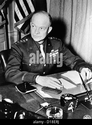 General Dwight Eisenhower, Oberbefehlshaber, Verbündete Kräfte während des zweiten Weltkriegs. 18. Januar 1944. (CSU ALPHA 254) CSU Stockfoto