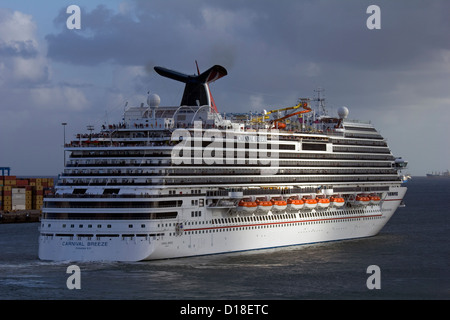 Das Kreuzfahrtschiff Carnival Breeze auf Gran Canaria Las Palmas Hafen verlassen in einer Welle von Sonnenlicht gefangen. November 2012 Stockfoto