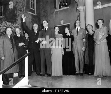 Mit Freunden und seiner Familie "Wellenlinien" Präsident Franklin d. Roosevelt an seine Nachbarn Dutchess County, nachdem es feststand, dass er gewonnen Stockfoto