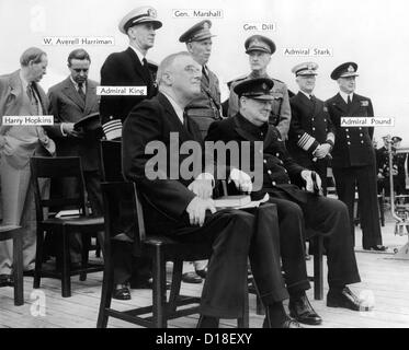 Der Atlantic Conference. Franklin Roosevelt und Churchill mit deren leitender Berater an Bord der HMS Prince Of Wales am 12. Aug. Stockfoto