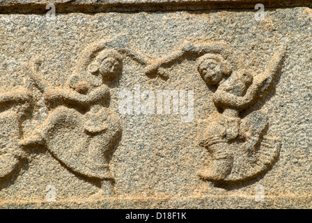 Tanz-Skulpturen an der Außenwand des Tempels Ramachandra in Hampi, Karnataka, Indien Stockfoto