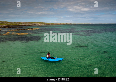 Kanuten nehmen bis zum Meer Hynish, Insel Tiree, Schottland. Stockfoto