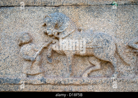 Pferd-Mann an der Außenwand des Tempels Ramachandra in Hampi, Karnataka, Indien Stockfoto