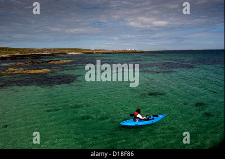 Kanuten nehmen bis zum Meer Hynish, Insel Tiree, Schottland. Stockfoto