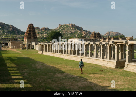 Der Vithala Tempel und Säulen bazaar(market) in Hampi (16. Jahrhundert), Karnataka, Indien Stockfoto