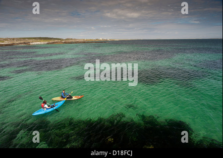 Kanuten nehmen bis zum Meer Hynish, Insel Tiree, Schottland. Stockfoto