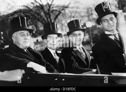 Präsident Franklin d. Roosevelt mit seinem Mitarbeiter im Sekretariat in Top-Hats bei der Präsident seine Rede zur Lage der Union zu Stockfoto