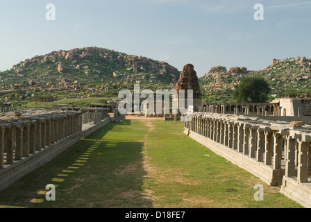 Der Vithala Tempel und Säulen bazaar(market) in Hampi (16. Jahrhundert), Karnataka, Indien Stockfoto