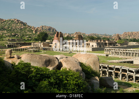 Der Vithala Tempel und Säulen bazaar(market) in Hampi (16. Jahrhundert), Karnataka, Indien Stockfoto