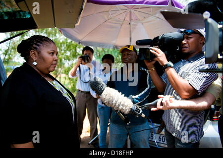 PRETORIA, Südafrika: Minister der Verteidigung Nosiviwe Mapisa-Nqakula bei der Pressekonferenz, ist die Medien über Ex-Präsident Nelson Mandela die Aufnahme in ein Militärkrankenhaus über das Wochenende, am 10. Dezember 2012 in Pretoria, Südafrika. Die Erklärung zu den Medien ist, dass Mandela für eine Routine-Check-Up aufgenommen wurde. (Foto von Gallo Images / Foto24 / Liza van Deventer) Stockfoto