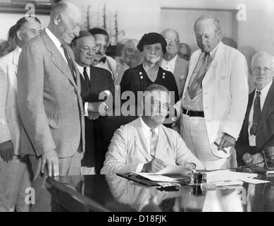 Präsident Franklin d. Roosevelt unterschreibt die Sozialversicherung Rechnung. L-r: Rep Robert Boughton NC; Senator Robert Wagner, NY; S-Lab Stockfoto