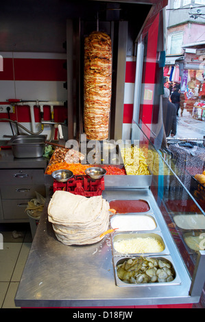 In einem Kebab-Shop in Istanbul Türkei zeigt Pitta, Fleisch und Soßen Stockfoto