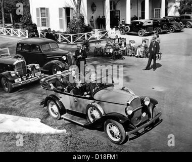 Präsident Franklin d. Roosevelt mit seinem speziell konstruierte Auto in Warm Springs, Georgia neben ihm sitzt Sekretärin Marguerite Stockfoto