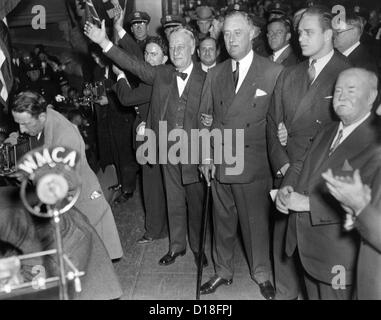 Al Smith und Franklin Roosevelt am demokratischen Partei Rallye. Sie griffen Präsident Hoovers Aussagen über US-Geldpolitik als Stockfoto