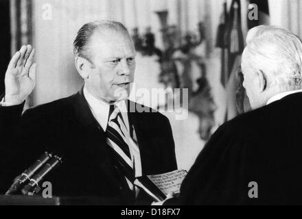 Gerald Ford nimmt der Eid des Amtes als 38. Präsident der Vereinigten Staaten. Oberrichter der US Supreme Court Warren Stockfoto