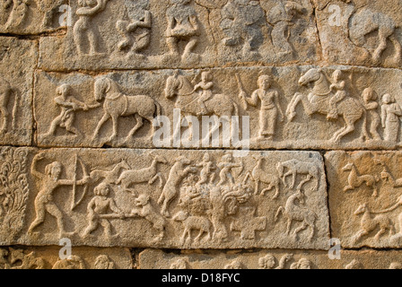 Bas-Reliefs im Mahanavami Dibba in Hampi, Karnataka, Indien Stockfoto