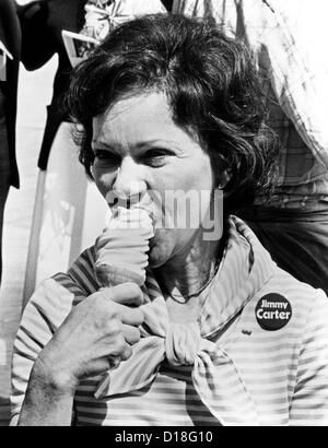 Rosalynn Carter genießt ein Eis bei der Werbetätigkeit. Sie ist in Atlantic City, wo ihr Ehemann, Jimmy Carter erhielt Stockfoto