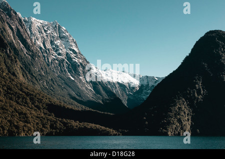 Noch See und schneebedeckten Berge Stockfoto