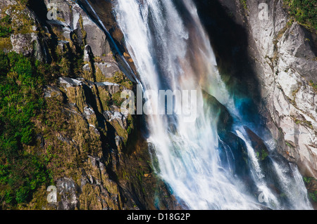 Regenbogen im Wasserfall über Klippen Stockfoto