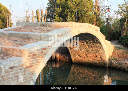 Ponte del Diavolo (Teufelsbrücke) ohne Brüstung, Insel Torcello Stockfoto