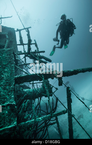 Taucher Unterwasser Schiffbruch zu prüfen Stockfoto