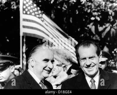 Präsident Richard Nixon grüßt französischen Präsidenten Georges Pompidou im Weißen Haus. 24. Februar 1970. (CSU ALPHA 528) CSU Stockfoto