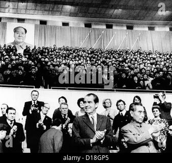 Präsident Richard Nixon und Premier Chou En-Lai applaudieren chinesische Athleten vor einem gymnastischen Auftritt in der Hauptstadt Stockfoto