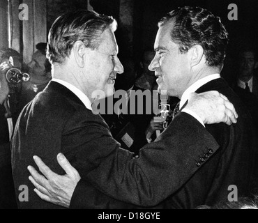 New Yorker Gouverneur Nelson Rockefeller und der ehemalige Vizepräsident Richard Nixon face-off. Nach Abzug des George Romney am Feb. Stockfoto