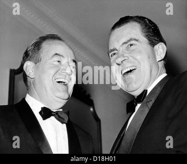 Vizepräsident Hubert Humphrey und ehemaliger VP Richard Nixon Smoking tragen. 1965 (CSU ALPHA 629) CSU Archive/Everett Stockfoto