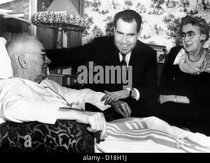 Vizepräsident Richard Nixon, mit seinem kranken Vater besuchen, Frank und seine Mutter, Hannah, 1954. (CSU ALPHA 649) CSU Stockfoto