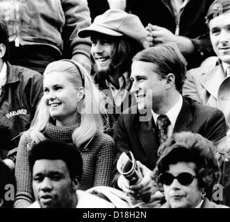 Genießen das Fußballspiel im Harvard Stadium, Edward und Tricia Nixon Cox. Edward Cox besuchte die Harvard Law School. 6 Nov. Stockfoto