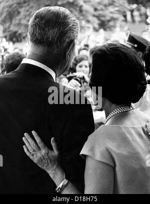 Präsident Lyndon Johnson und Frau Lady Bird während einer Zeremonie des weißen Hauses. 1964. (CSU ALPHA 704) CSU Archive/Everett Collection Stockfoto