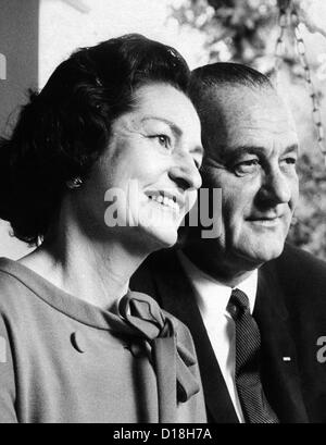 Präsident Lyndon und Lady Bird Johnson nach Gießen ihre Stimmzettel bei der Präsidentschaftswahl 1964. Sie sind auf der Veranda Stockfoto