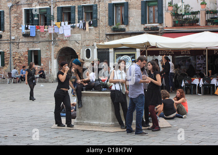 Studenten-Nachtleben-Party am Campo Santa Margherita, Venedig, Italien Stockfoto