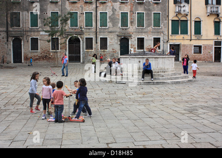Kinder spielen am Campo San Polo, Venedig Stockfoto