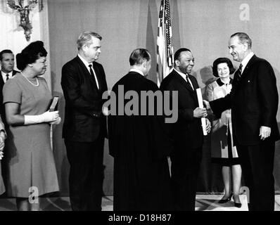 Präsident Lyndon Johnson gratuliert Walter Washington. Washington wurde vereidigt als neue Kommissarin der Hauptstadt, in Richtung einer Stockfoto