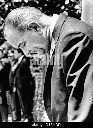 Präsident Lyndon Johnson steht mit Kopf gesenkt, da er die Ankunft von Präsident Hastings Kamuzu Banda von Malawi erwartet. Dec. Stockfoto
